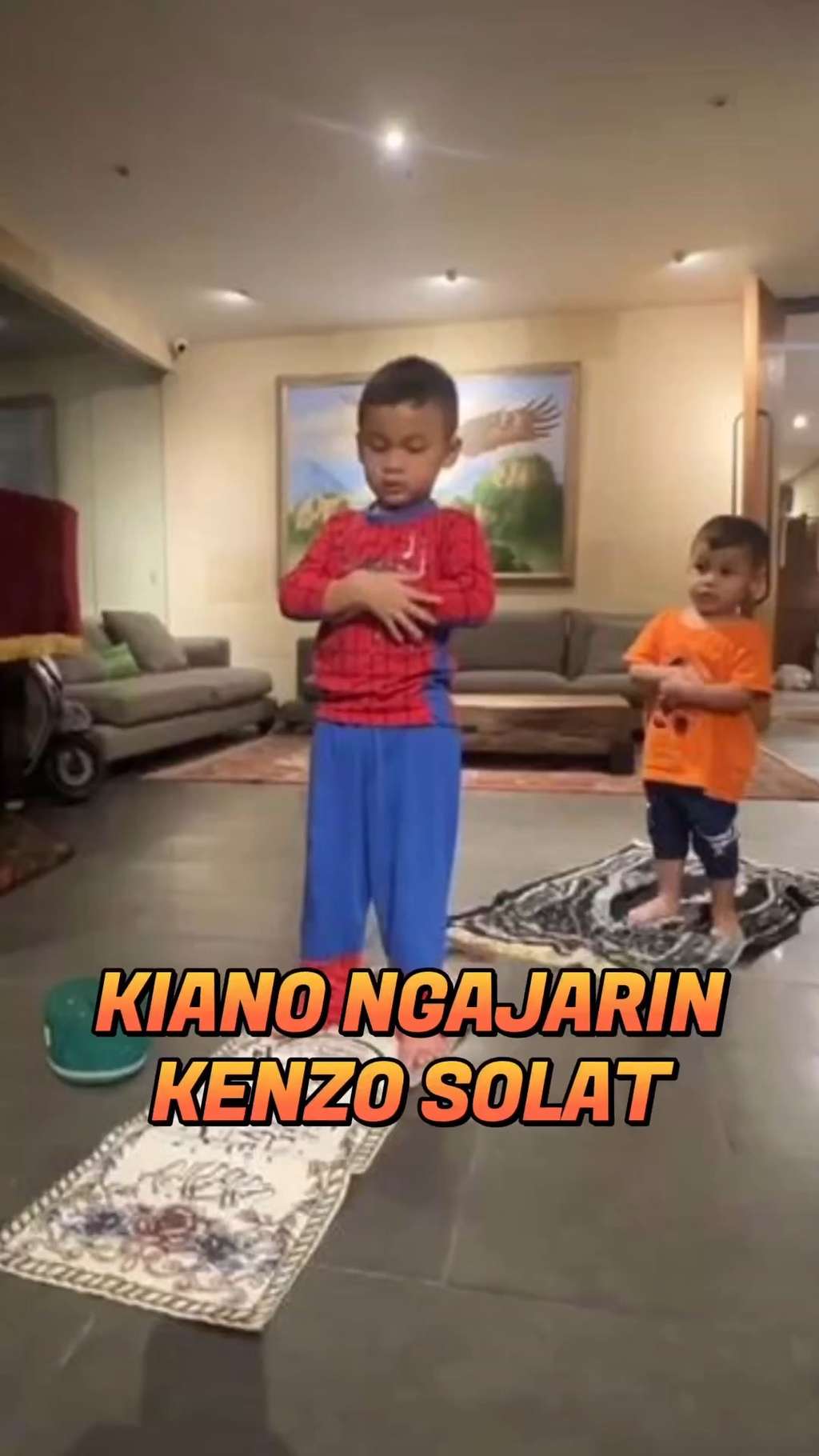 10 Momen Kiano Ngajarin Kenzo Salat, Jadinya Malah Ngakak Banget!