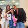 Potret Kelulusan Mikhayla Bakrie dari Sekolah Dasar, Nia dan Ardi Kelihatan Bangga Banget!
