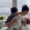 Strong Mom, Ini Potret Gaya Jennifer Bachim Gendong Dua Anak Sekaligus Saat Liburan ke London!