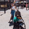 Strong Mom, Ini Potret Gaya Jennifer Bachim Gendong Dua Anak Sekaligus Saat Liburan ke London!
