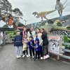 Potret Sandra Dewi Boyong Keluarganya ke Jurrasic Creatures Australia, Asyik Banget!
