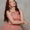 7 Potret Cassandra Lee Pakai Outfit Bernuansa Soft Pink, Vibesnya Adem dan Kalem Banget!