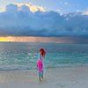 Bener-Bener Kayak Mermaid, Ini Deretan Gaya Tasya Farasya saat Nikmati Sunset di Maldives