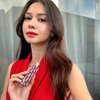 10 Foto Yuki Kato dengan Rambut Digerai, Cantiknya Paripurna!