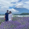 10 Potret Seru Audy Item dan Keluarga Liburan ke Jepang, Pose Romantis dengan Suami