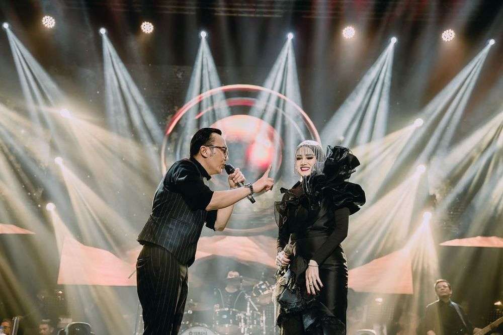 10 Potret Mulan Jameela di Konser Ari Lasso, Pakai Gaun Hitam Elegan Banget!