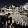11 Potret Taeyong NCT Malam Mingguan di Kota Tua, Foto-foto Estetik dan Mendengarkan Live Music