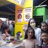 10 Potret Arumi Bachsin ke Pasar Malam Bareng Anak-anaknya, Gak Gengsi Beli Daster dan Sandal Jepit Murah!