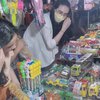 10 Potret Arumi Bachsin ke Pasar Malam Bareng Anak-anaknya, Gak Gengsi Beli Daster dan Sandal Jepit Murah!