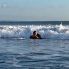 11 Potret Gempi Belajar Surving Bareng Gading dan Gisel di Pantai Bali, Sunset Date Bak Keluarga Utuh!