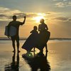 11 Potret Gempi Belajar Surving Bareng Gading dan Gisel di Pantai Bali, Sunset Date Bak Keluarga Utuh!