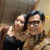 Deretan Potret Armand Maulana dan Dewi Gita Hadiri Wisuda S1 Naja Sang Anak di Inggris, Tampil Kece Pakai Batik Indonesia!