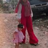 9 Potret Ria Ricis Ajak Baby Moana Healing ke Kampung Pemulung, Asyik Main di Dekat Gunungan Sampah!