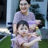 Deretan Potret Nella Kharisma Momong Buah Hatinya, Definisi Ibu Siaga nih!