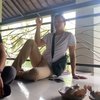 Potret Gaya Nicholas Saputra Nongkrong Ngudut Santai, Netizen: Kayak Mamang yang Mudah Digapai