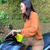 Deretan Potret Kocak Luna Maya saat Naik Motor, Netizen: Pelan-Pelan Bu Supir~