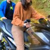 Deretan Potret Kocak Luna Maya saat Naik Motor, Netizen: Pelan-Pelan Bu Supir~