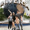 Potret Iko Uwais dan Audy Item Ajak Anak ke Universal Studio, Seru Banget Keluarga Bahagia!