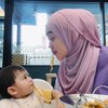 Potret Keseruan Ria Ricis Makan Bareng Moana, Si Kecil Gemes Abis Ngotot Nyuapin Ibunya