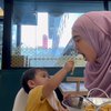Potret Keseruan Ria Ricis Makan Bareng Moana, Si Kecil Gemes Abis Ngotot Nyuapin Ibunya