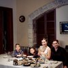 10 Potret Seru Keluarga Sharena Delon Saat Staycation, Definisi Family Goals yang Sesungguhnya!