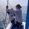 Gak Sia-Sia Berangkat Subuh, Prilly Latuconsina Bagikan Potret saat Berhasil Mancing Ikan di Laut