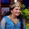11 Potret Dandanan Nyeleneh Enzy Storia di Tonight Show, Memorable Banget!