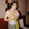 Biasa Tampil Terbuka, Ini Potret Cantik Sitha Marino Pakai Kebaya di Premiere Film Mantra Surugana