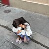 10 Potret Lisa BLACKPINK Ngemper di Pinggir Jalan, Nongkrong Santai Bikin Fans Heboh