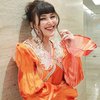 Potret Ayu Ting Ting Pakai Dress Orange Motif Bunga,  Rambut Poninya Bikin Mirip Sama Eonnie Korea!