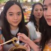 Potret Seru Febby Rastanty Jajal Jajanan Tradisional di Pasar Thailand
