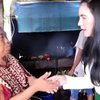 8 Potret Arumi Bachsin dan Lakeisah saat Asyik Makan di Warung Pinggir Jalan, Kulit Putihnya Disangka Lagi Pakai Stocking!