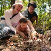 Potret Dimas Anggara dan Nadine Chandrawinata Ajari Baby Djiwa Menanam Pohon, Panutan Banget!