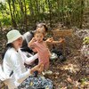 Potret Dimas Anggara dan Nadine Chandrawinata Ajari Baby Djiwa Menanam Pohon, Panutan Banget!