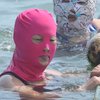Deretan Potret Warga China Kenakan Facekini, Topeng Pelindung UV yang Jadi Andalan saat Suhu Ekstrem Menerjang