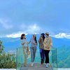 Potret Liburan Maudy Koesnaedi ke Gunung Batur Bareng Geng Sosialita