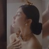 10 Potret Ariel Tatum dalam Balutan Songket dan Tenun Bali, Estetik Parah!