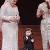 8 Potret Baby Ameena Tampil dalam Konser Kris Dayanti, Bikin Gemas Penonton