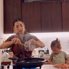 Definisi Super Mom, Potret Jennifer Bachdim Masak Sambil Gendong Anak Tanpa Bantaun ART Ini Tuai Pujian