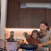 Definisi Super Mom, Potret Jennifer Bachdim Masak Sambil Gendong Anak Tanpa Bantaun ART Ini Tuai Pujian