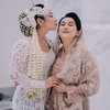 10 Potret Momen Pernikahan Dinda Kirana, Tampil Cantik Pakai Kebaya Sampai Bikin Netizen Heboh!