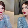 Potret Rina Nose Pamer Bibir Merah Merona, Pose Bak Model Internasional!