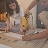 Gak Gengsi Meski Jadi Artis, Ini Potret Sarwendah yang Ikut Nukang saat Renovasi Rumah