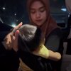 Potret Ria Ricis Gendong Anak di Jalan Akibat Moana Nangis Nggak Mau Naik Mobil - Perlihatkan Kesabarannya Jadi Ibu! 
