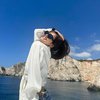 10 Potret Liburan Lisa BLACKPINK di Yunani, Seru Pamer Tato Sambil Renang di Aqua Blue Waters