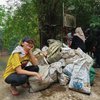 Potret Luna Maya Bersihkan Sungai Ciliwung, Mungut Sampah Aja Tetap Cantik!