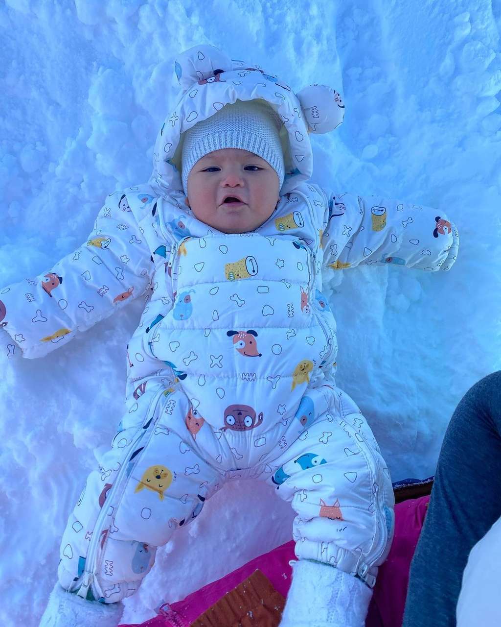 Potret Gemasnya Baby Nae Anak Adipati Dolken saat Pertama Kali Bermain Salju, Cute Kayak Boneka Banget!