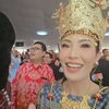 10 Potret Penampilan Ayu Dewi di Upacara HUT RI di Istana Negara, Manglingi Abis!