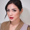 8 Potret Jessica Iskandar Pakai Kebaya Beludru, Gorgeous Abis!