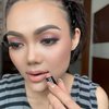 10 Potret Rina Nose Recreate Make Up ala Kris Dayanti, Malah Jadi Mirip Yuni Shara